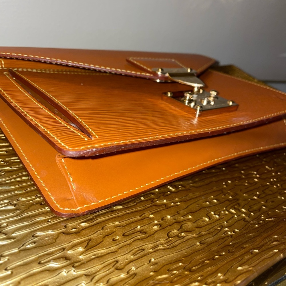 Louis Vuitton Dragonne EPI - Picture 6 of 11